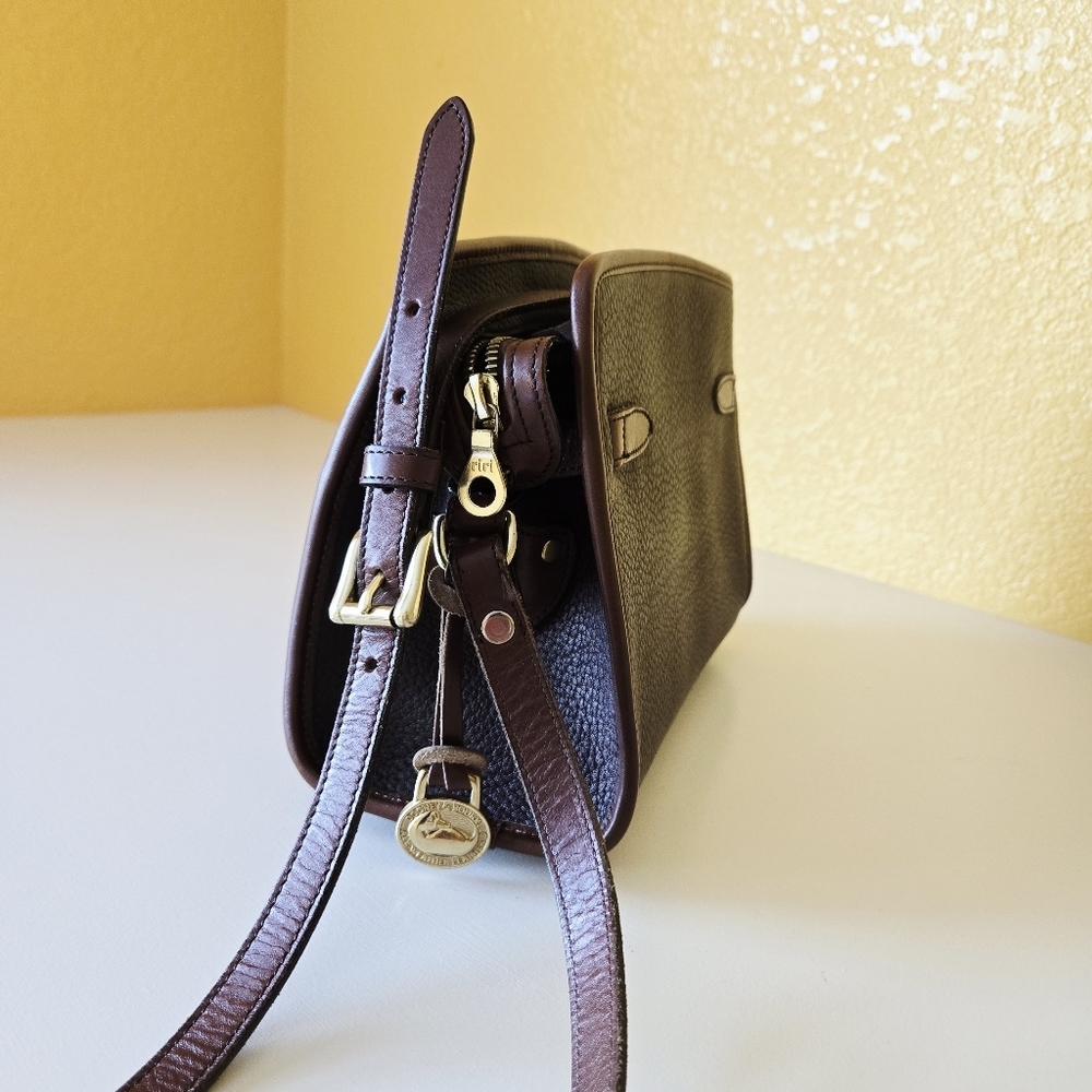 Vintage Dooney & Bourke Brown Zip Top Front Buckle Pebbled Leather Crossbody Bag - Picture 12 of 15